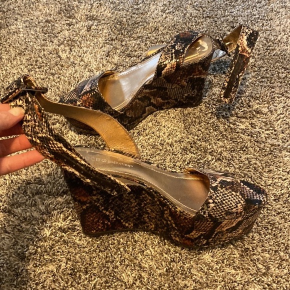 BCBGeneration Platform Wedges Size 7.5 - Picture 4 of 6